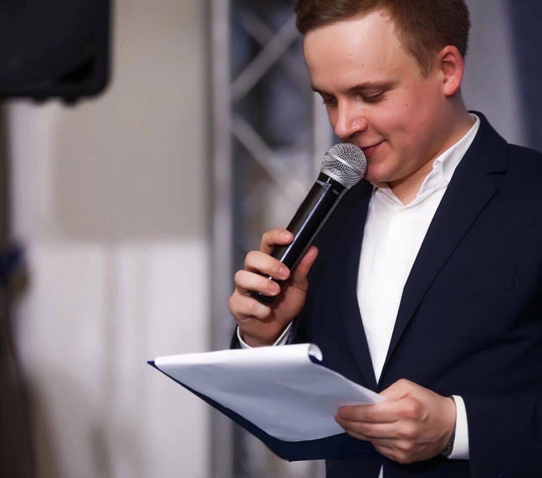 Ведущие Олег Яковлев