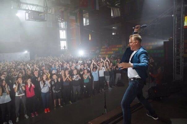 Ведущие Олег Яковлев