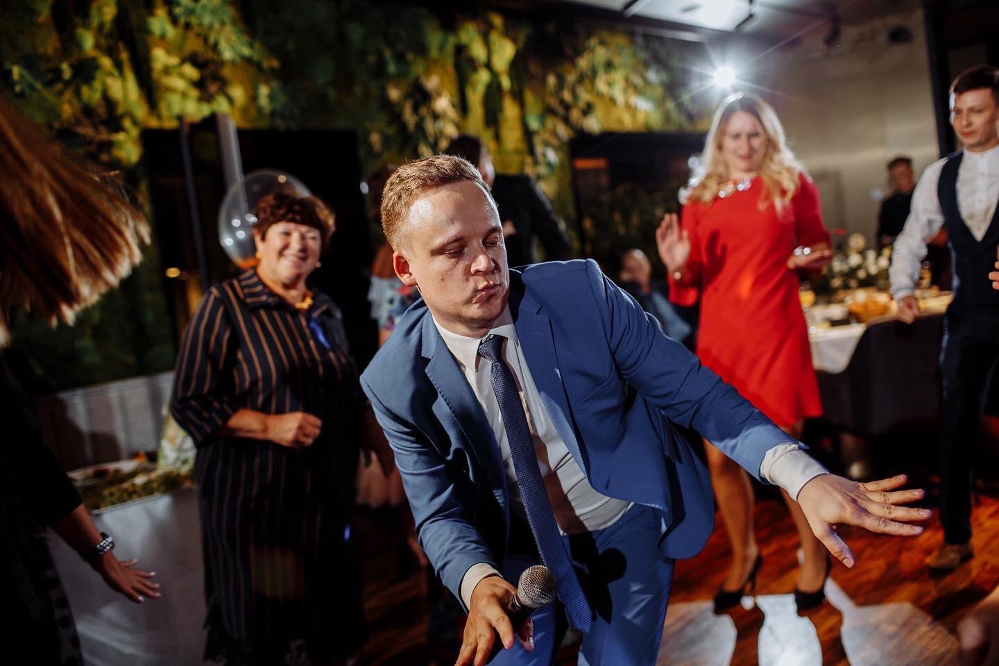 Ведущие Олег Яковлев