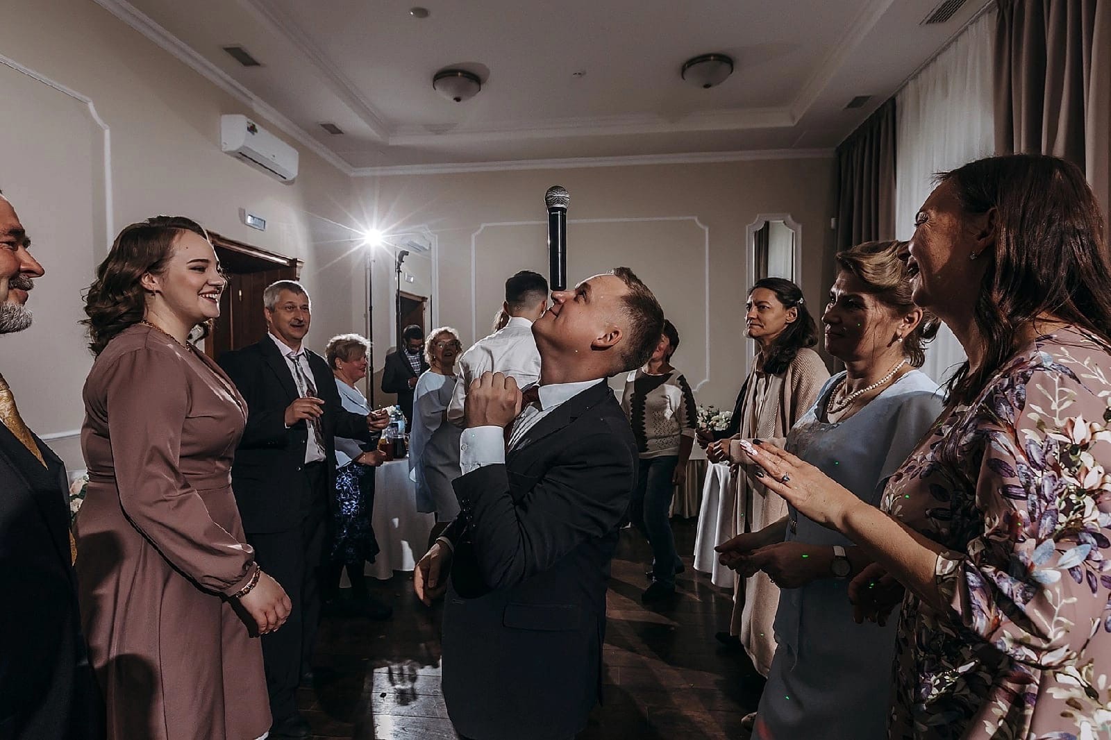 Ведущие Олег Яковлев