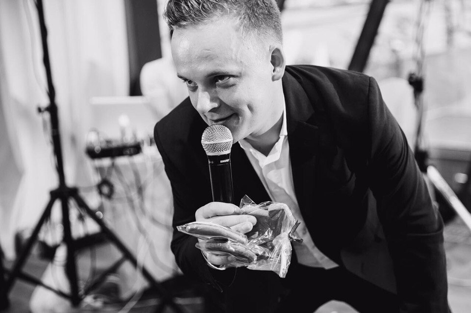 Ведущие Олег Яковлев