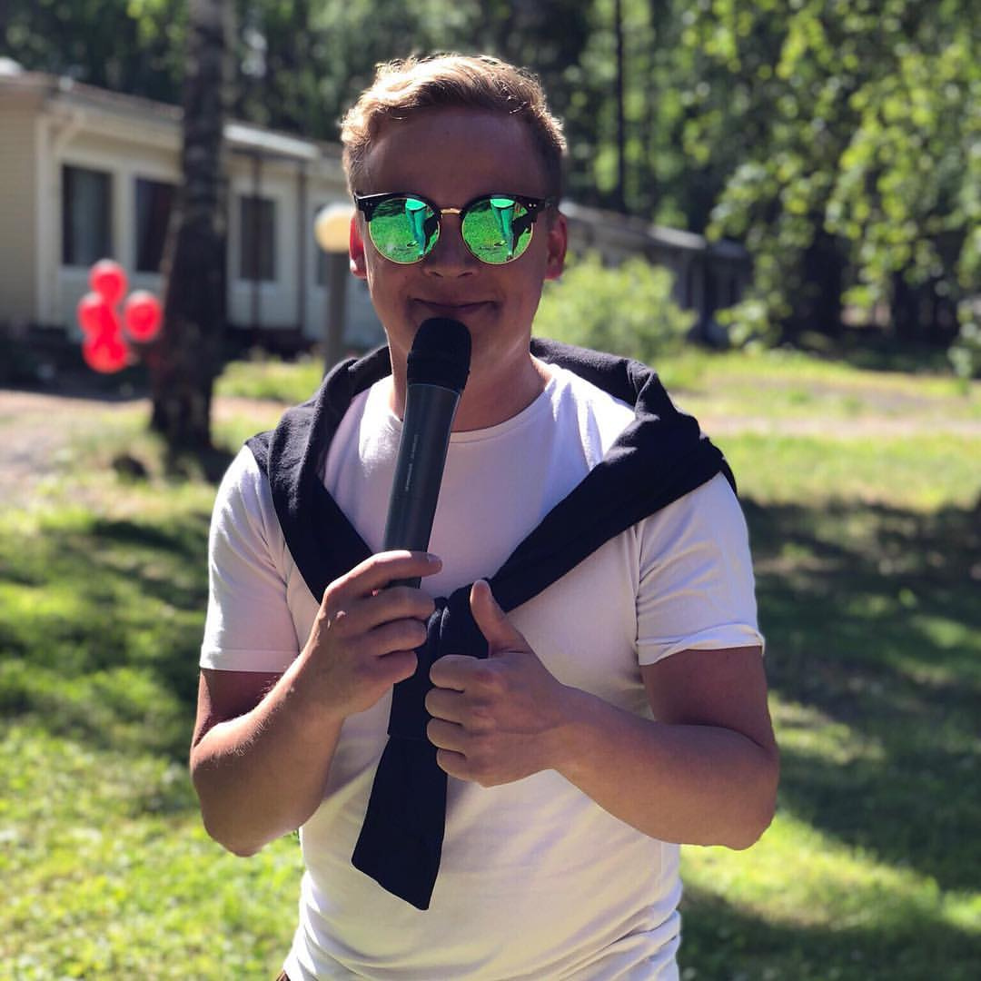 Ведущие Олег Яковлев