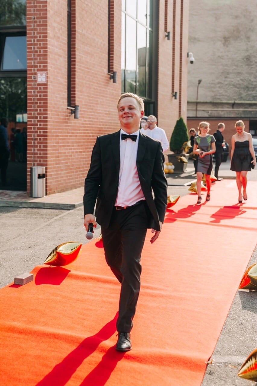 Ведущие Олег Яковлев