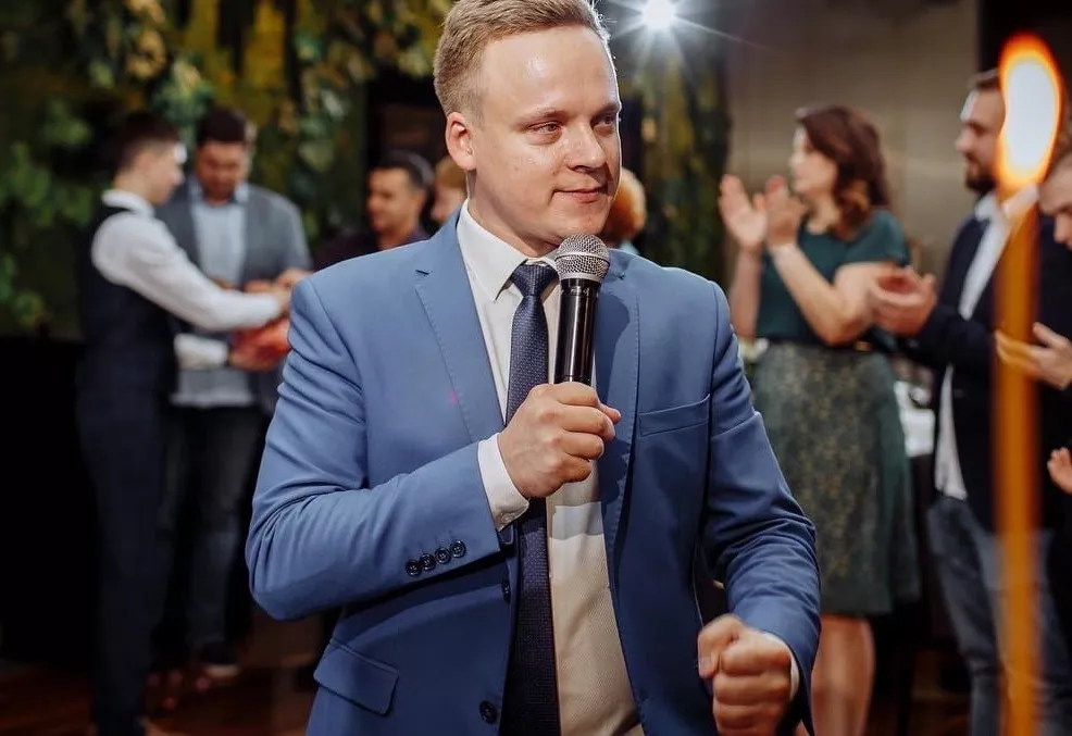 Ведущий Олег Яковлев