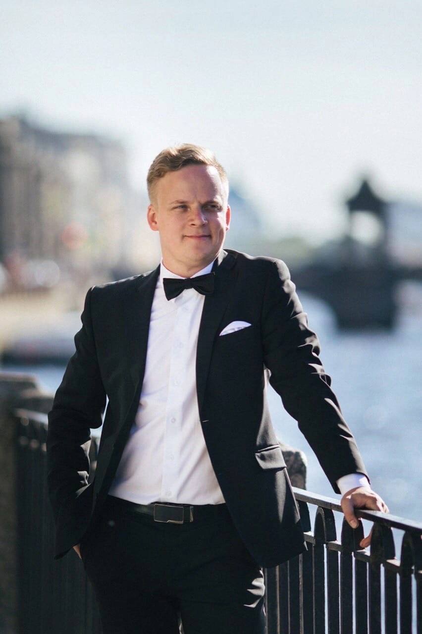 Ведущие Олег Яковлев