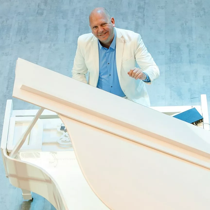 Пианист Пётр Андреев