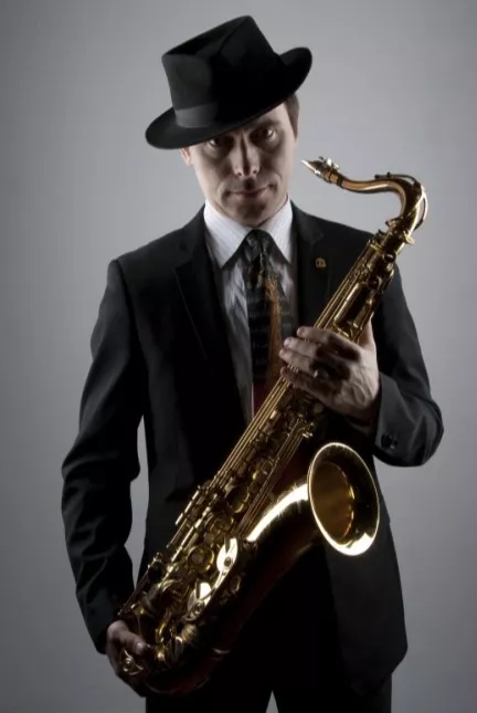 Саксофонист Александр Поляков