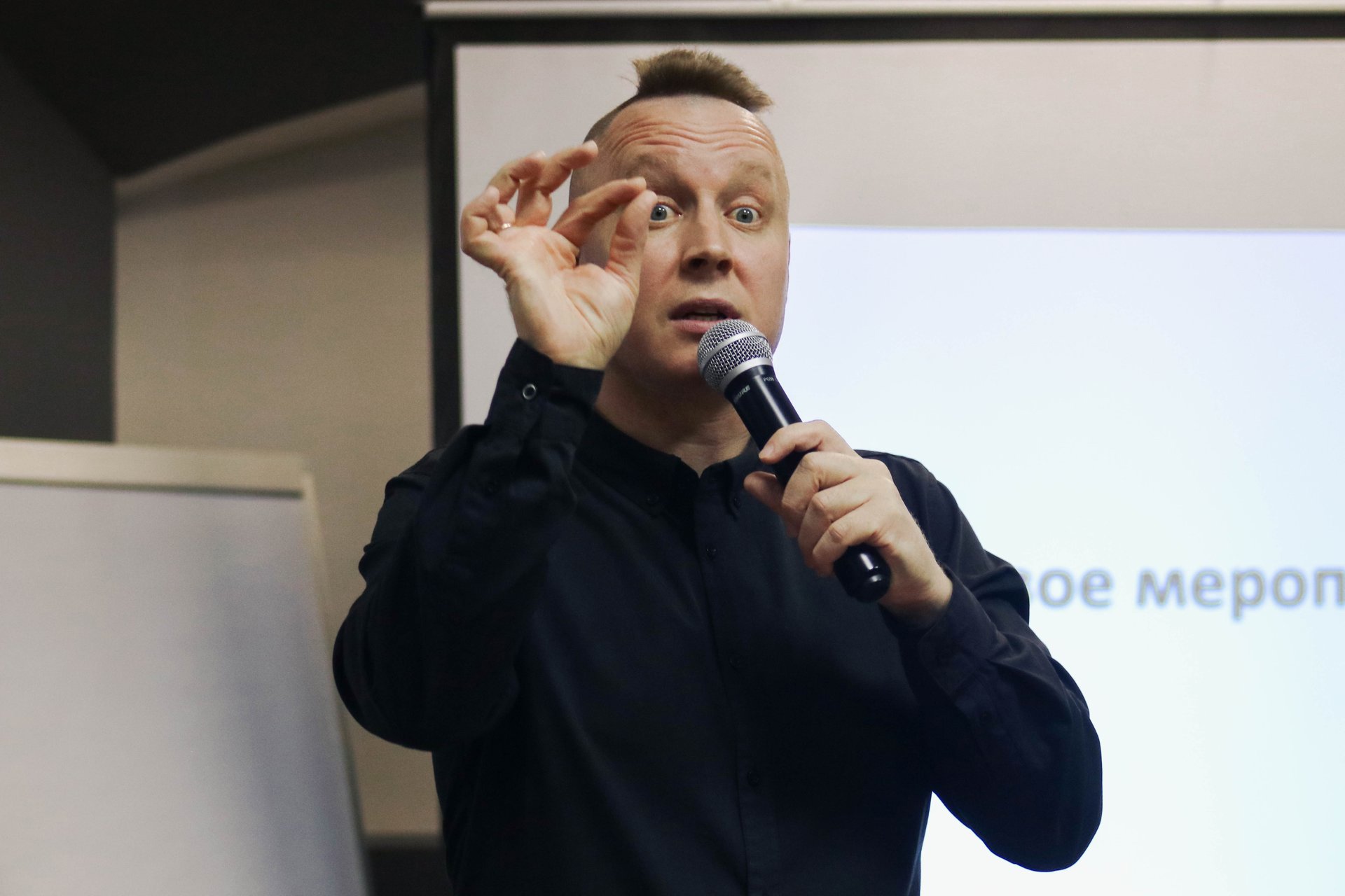 Ведущие Евгений Платонов