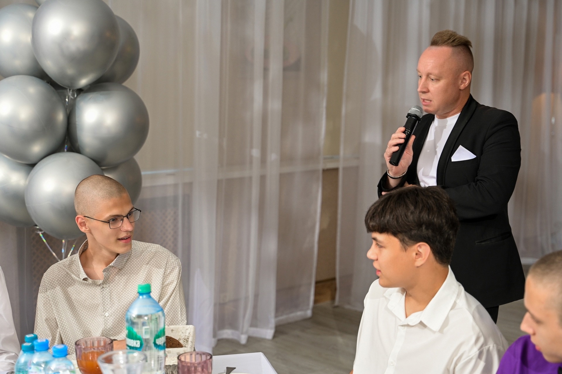 Ведущие Евгений Платонов