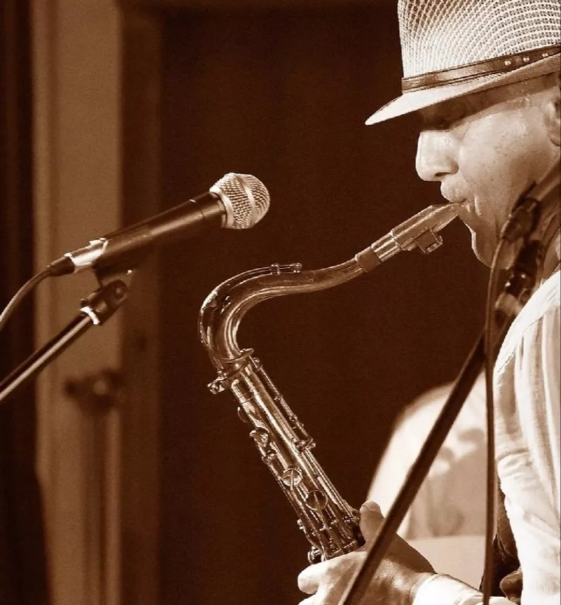 Саксофон / клавишные / вокал Игорь Синицын