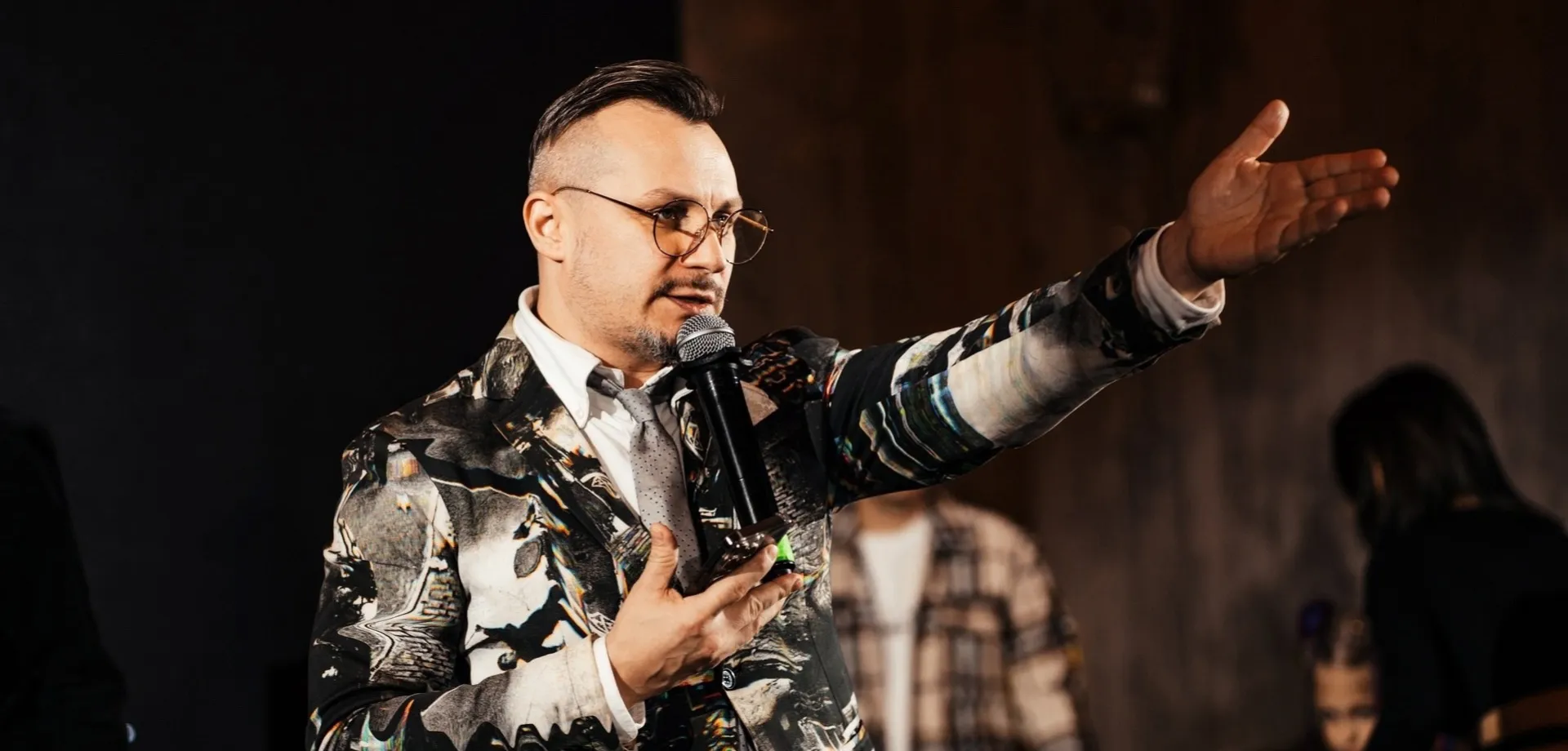 Ведущие Виталик Кондраков