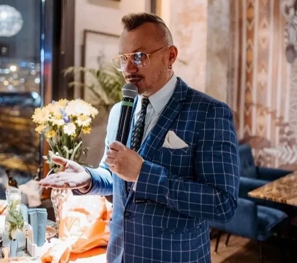 Ведущий Виталик Кондраков