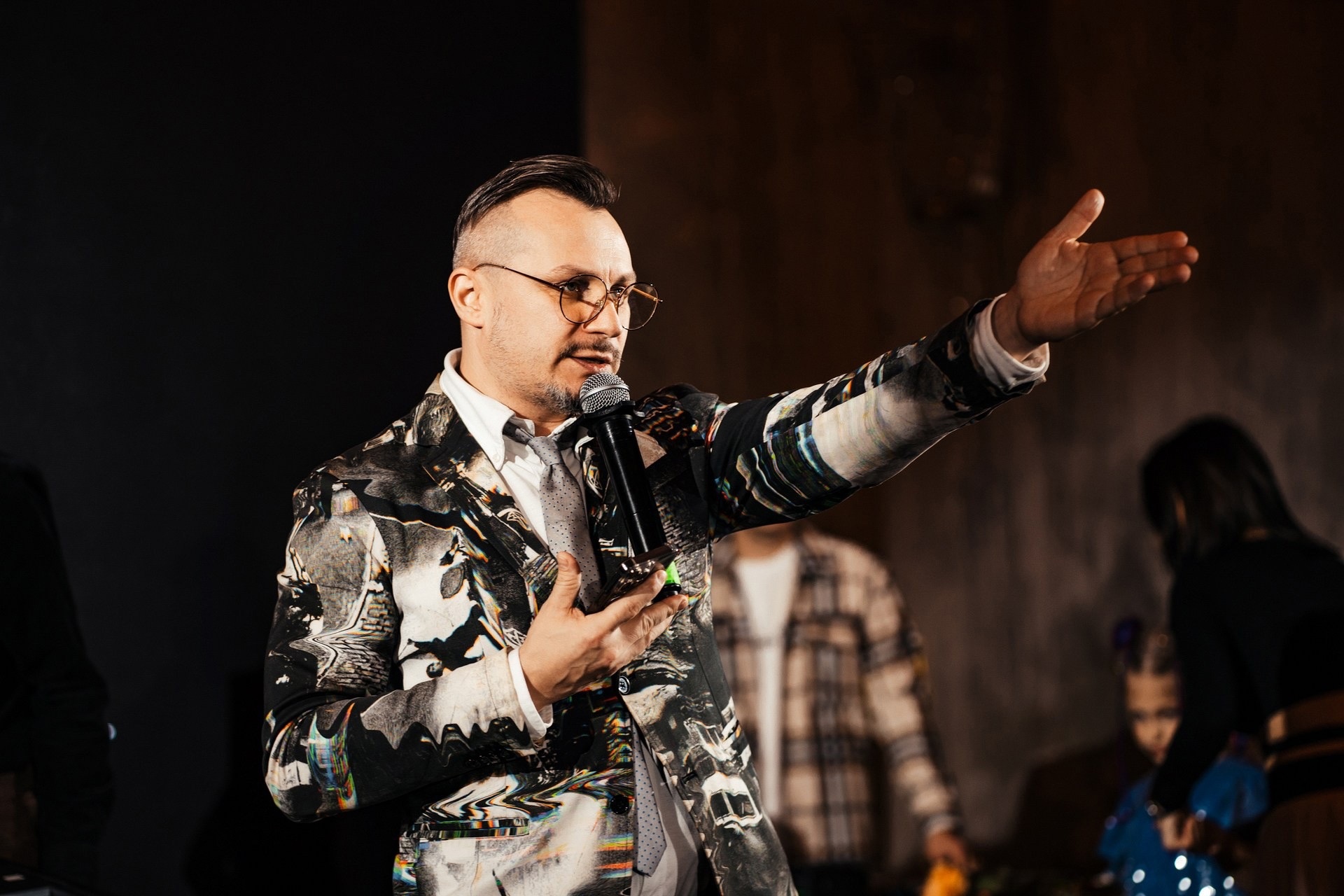 Ведущие Виталик Кондраков