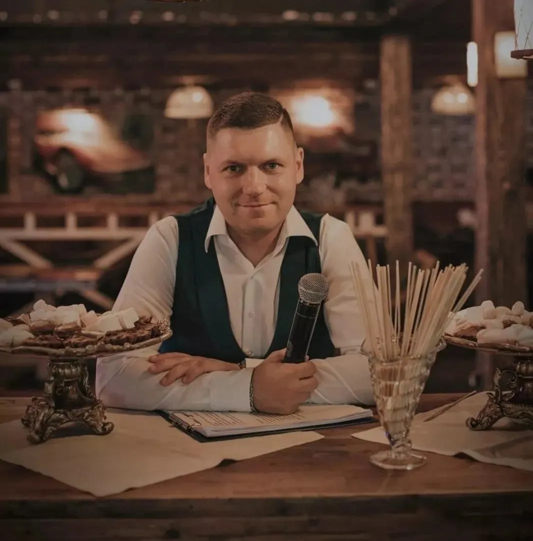 Ведущий Дмитрий Хрусталёв