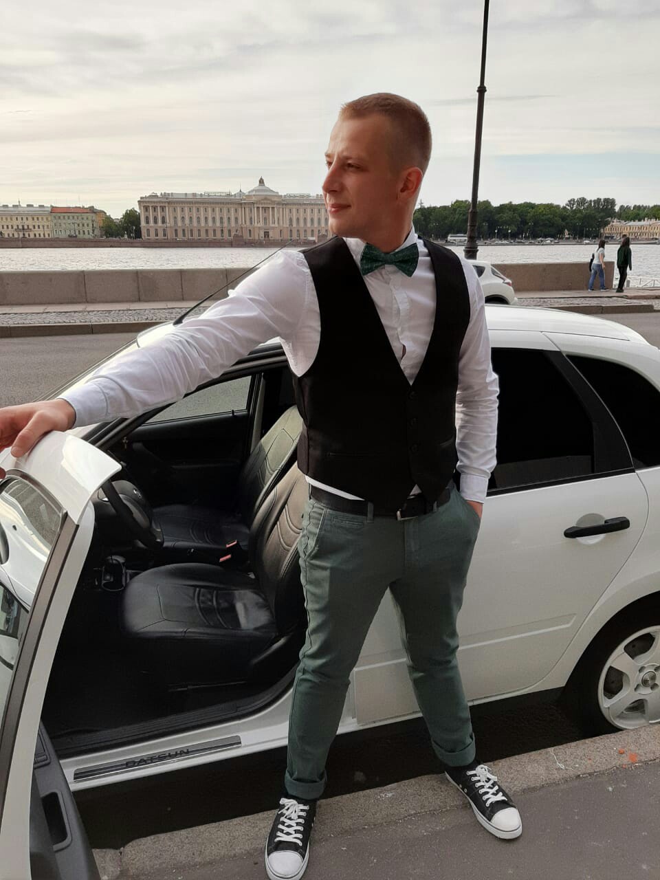 Ведущие Евгений Старов