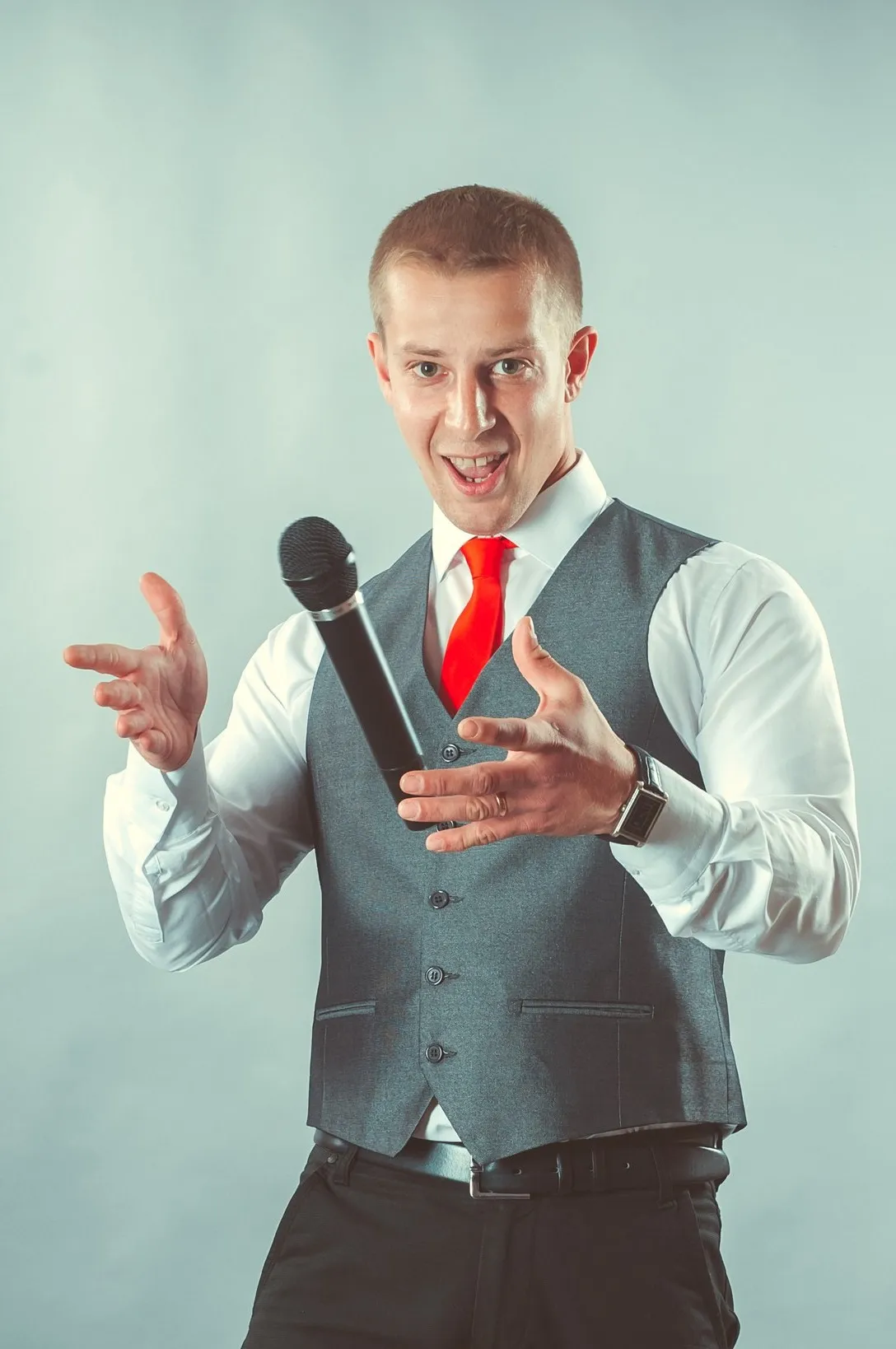 Ведущий Евгений Старов