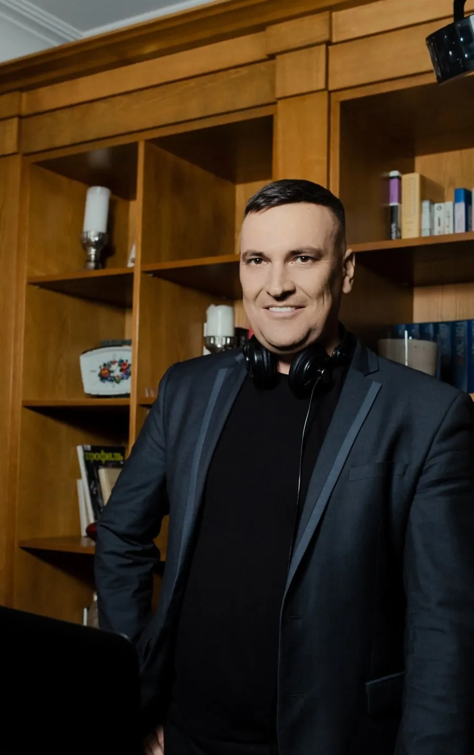 Ведущий Дмитрий Миндеев