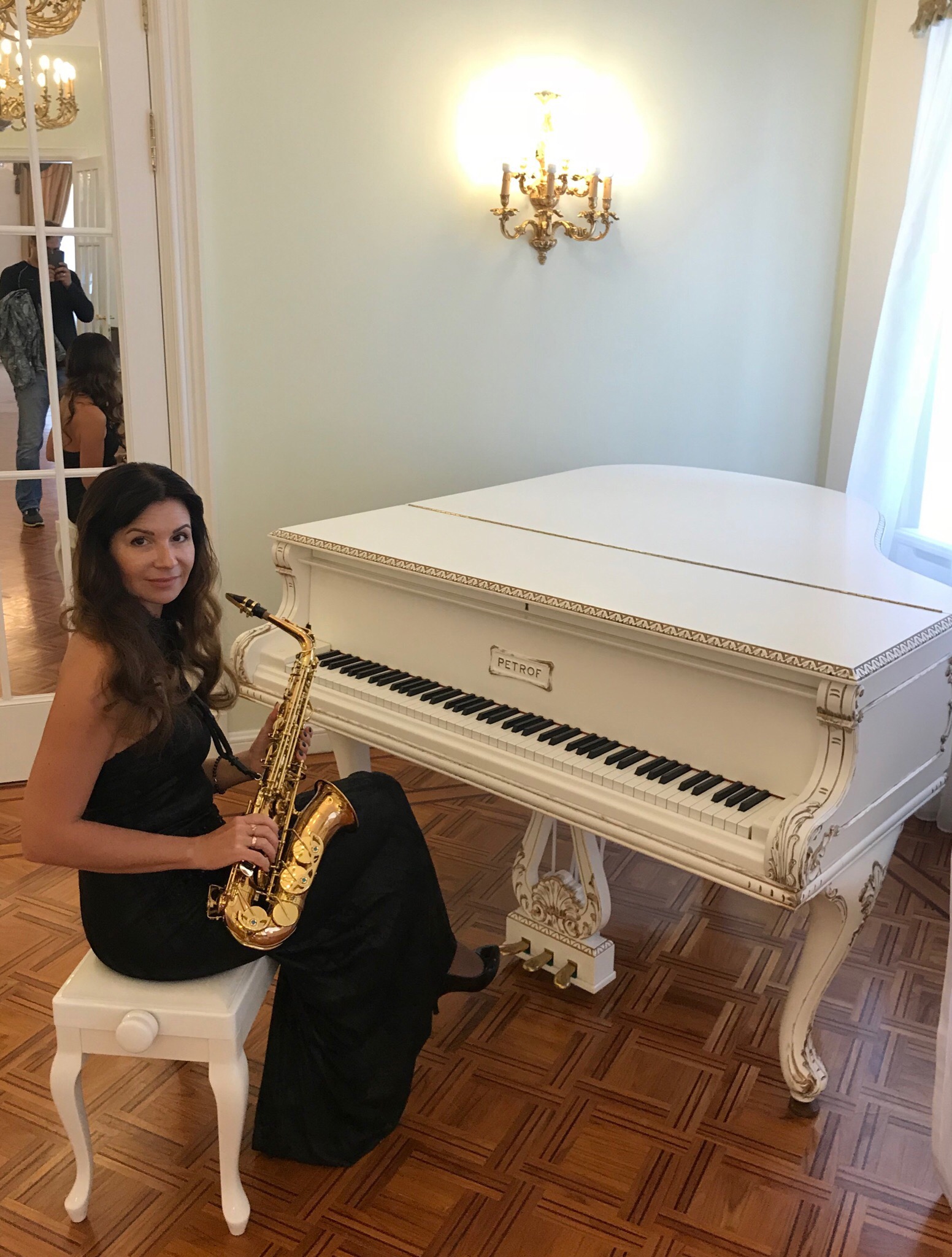 Ведущие Марина Романцова