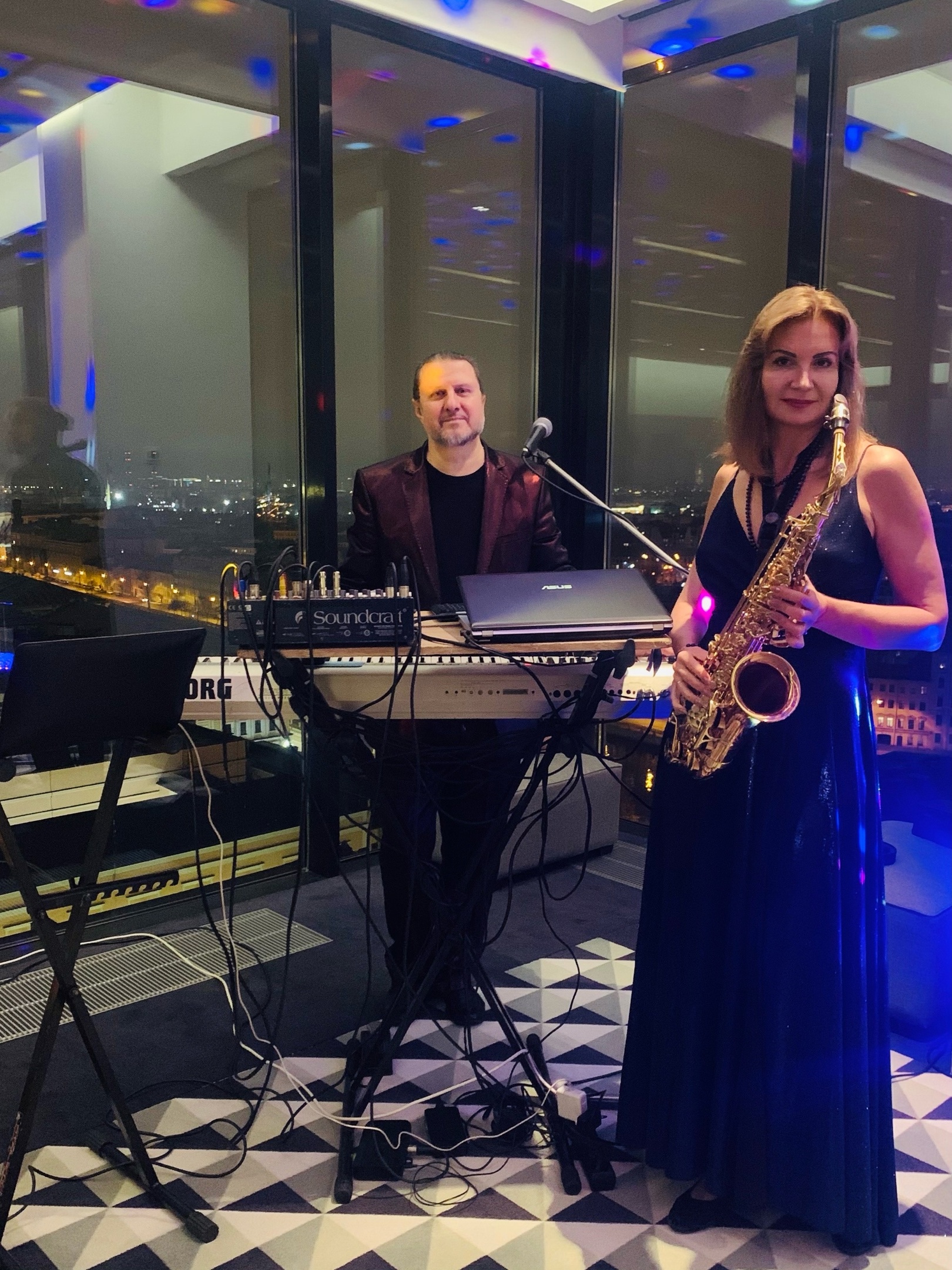 Ведущие Марина Романцова