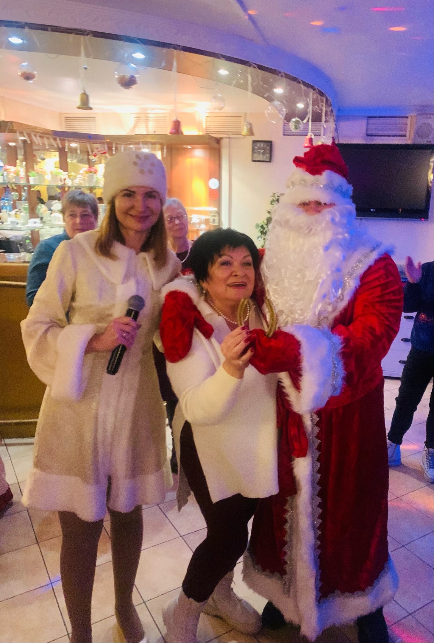 Ведущие Марина Романцова