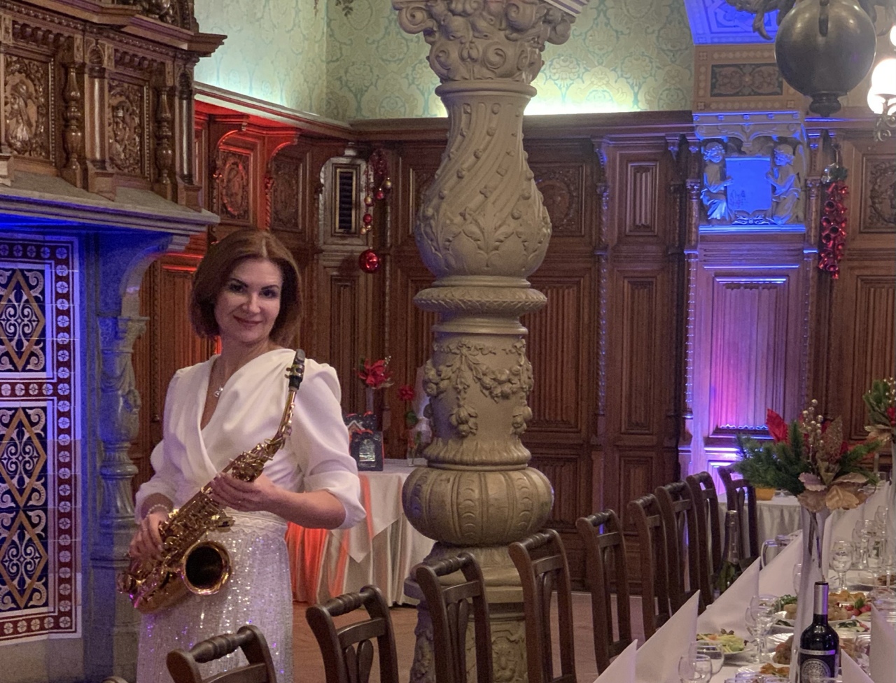 Ведущие Марина Романцова