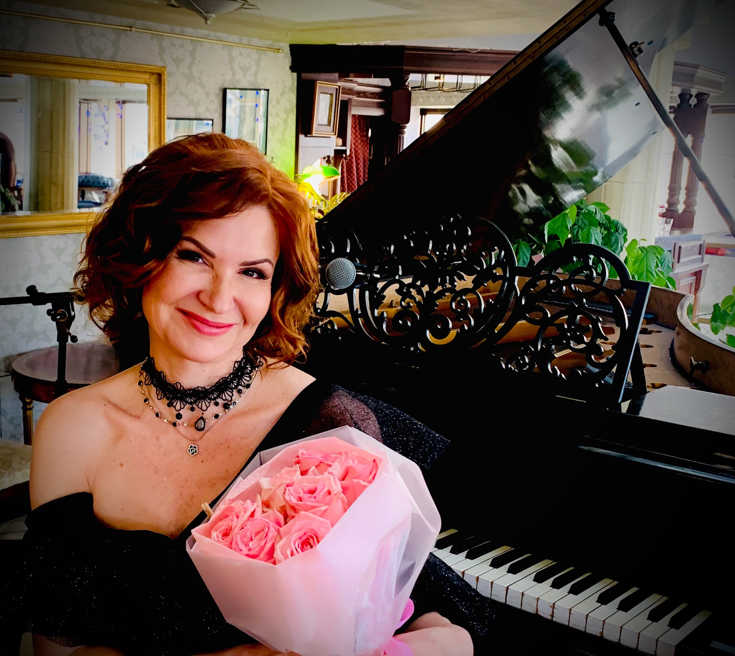 Ведущие Марина Романцова