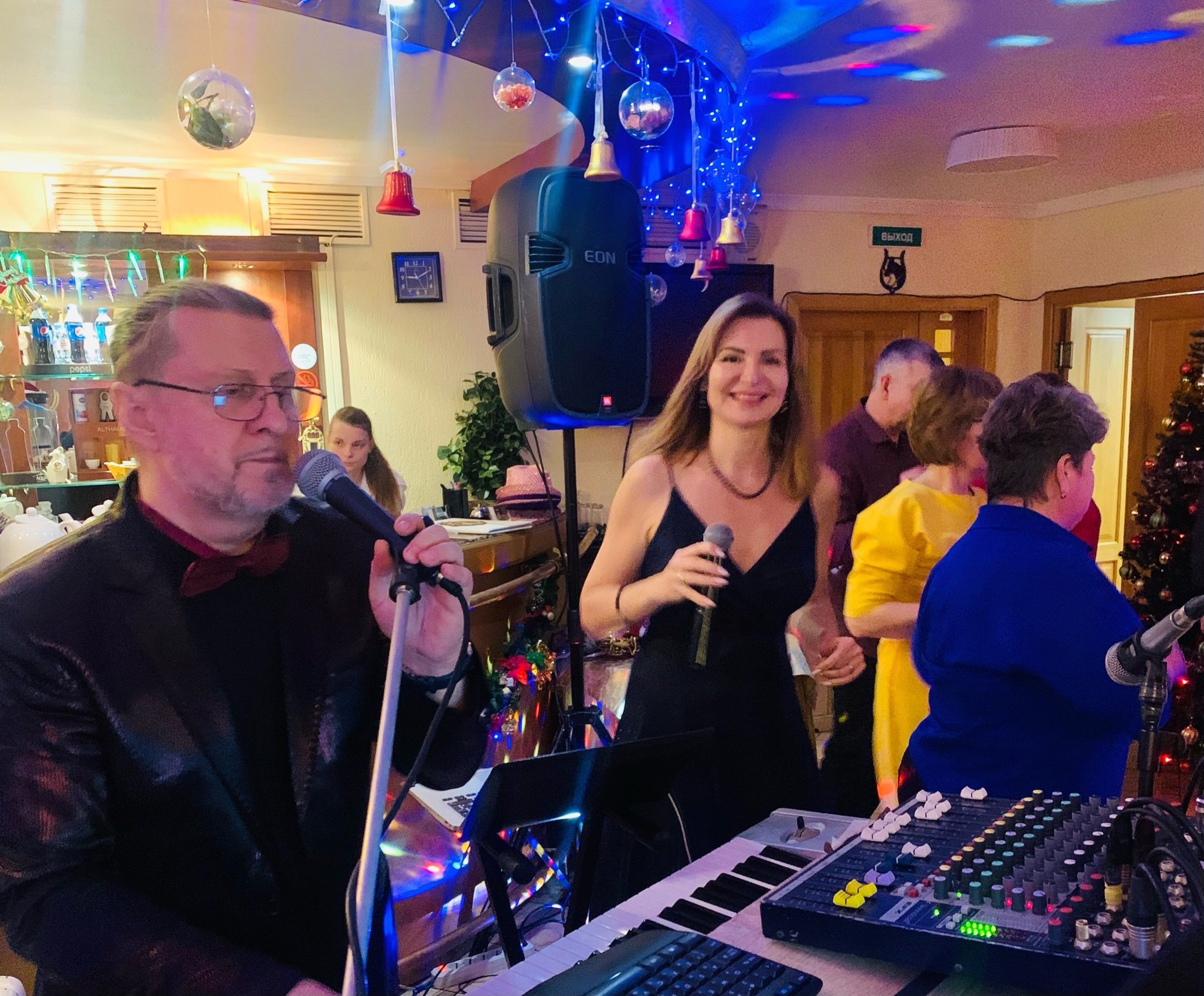 Ведущие Марина Романцова