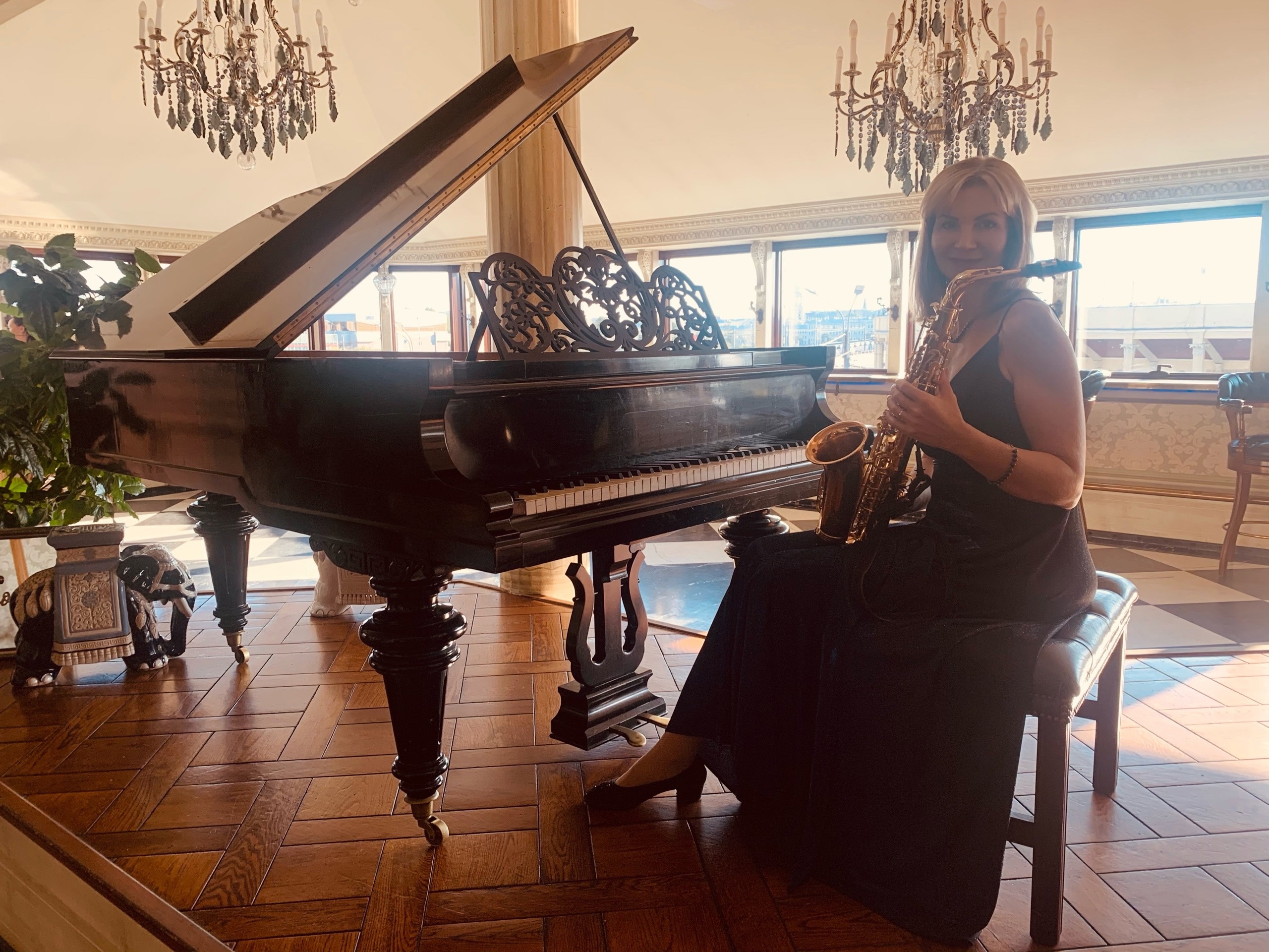 Ведущие Марина Романцова