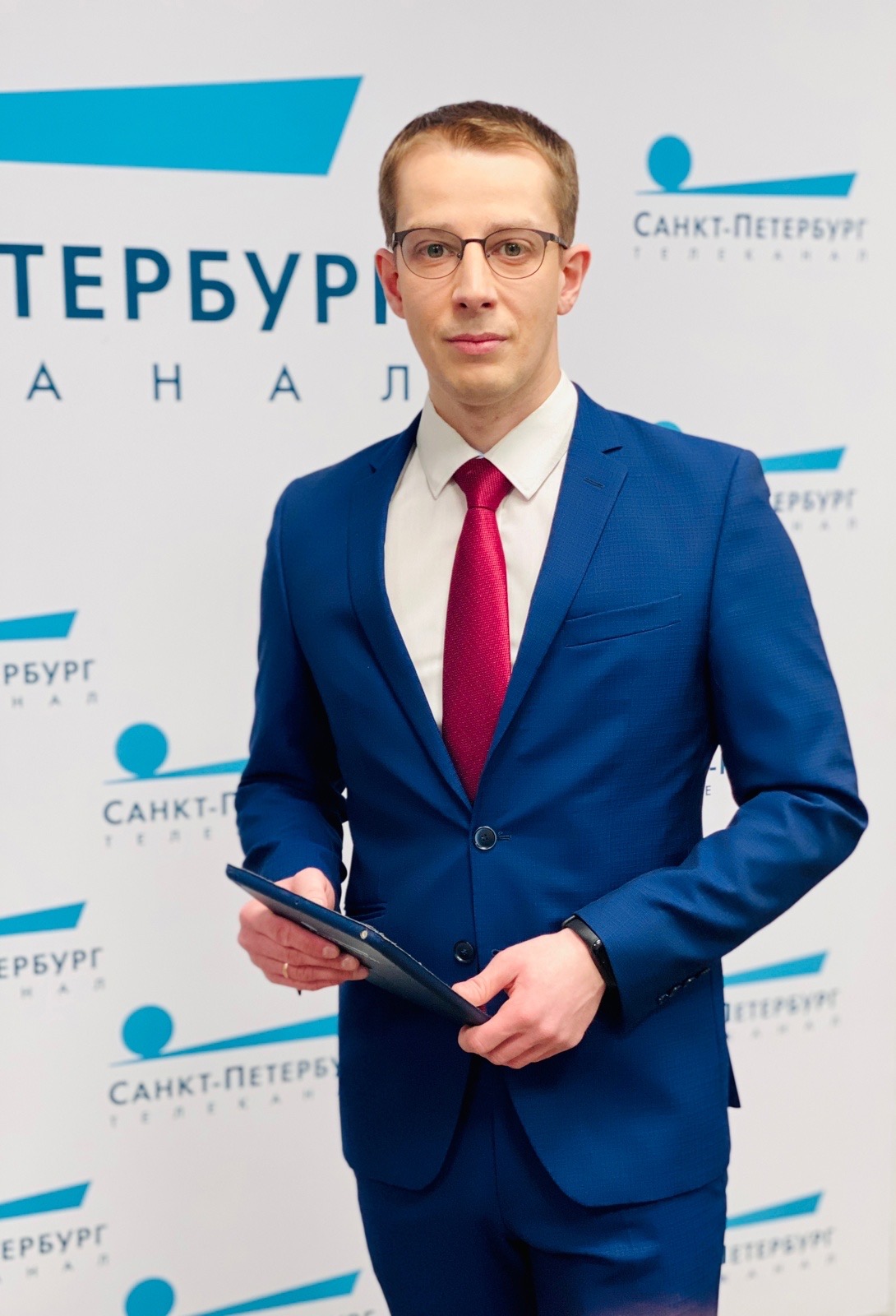 Ведущие Евгений Старов