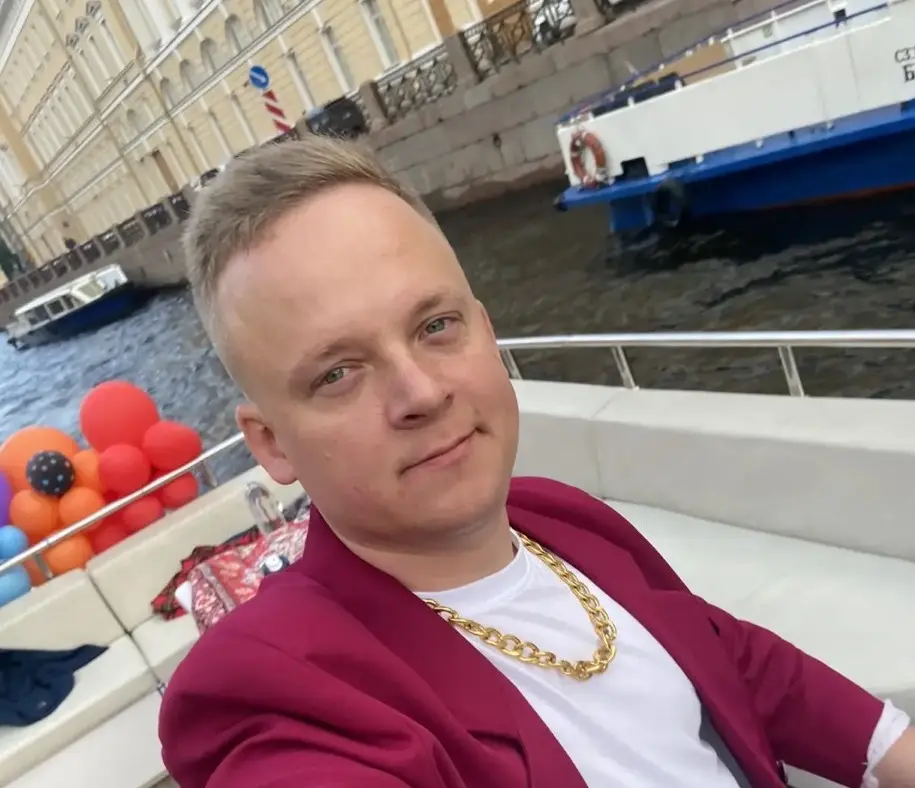 Цепи, пиджаки и Бритни Спирс: как вечеринка в стиле 90-х на теплоходе вернула гостей в прошлое - Блог Otmechaem.Events