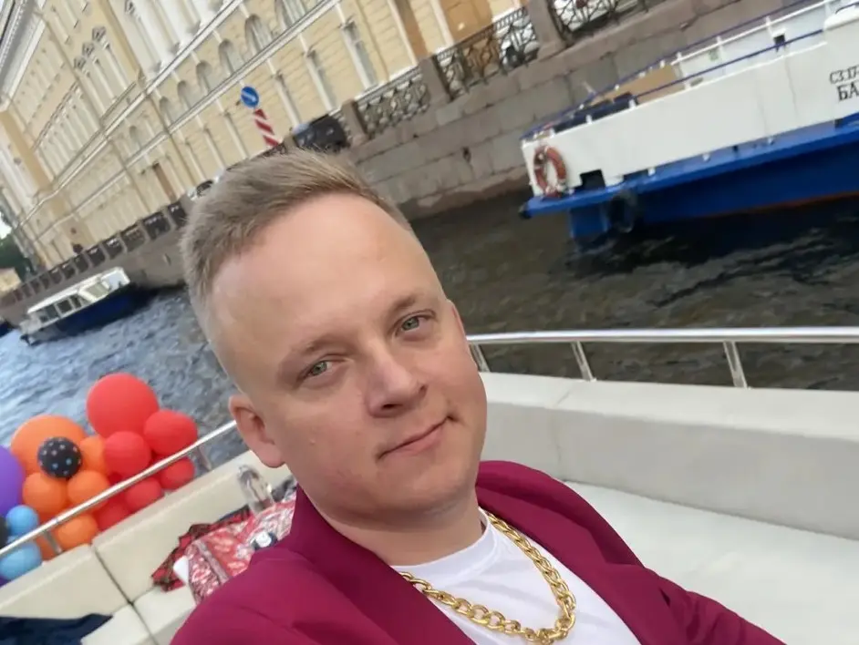 Цепи, пиджаки и Бритни Спирс: как вечеринка в стиле 90-х на теплоходе вернула гостей в прошлое - Свежие Мнение Otmechaem.Events