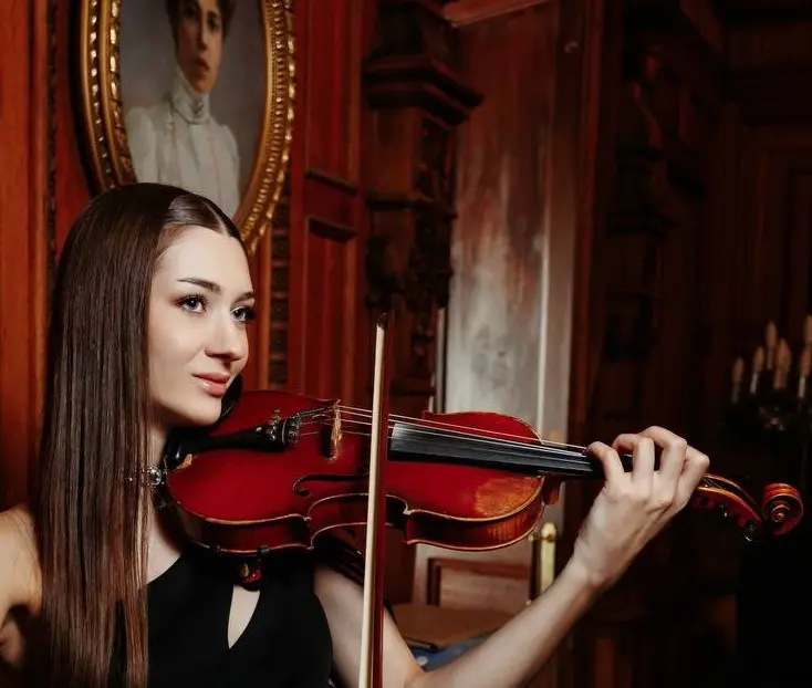 Скрипачка Алина Сабелькина объяснила, как устроен один из самых сложных инструментов в мире - Свежие Мнение Otmechaem.Events