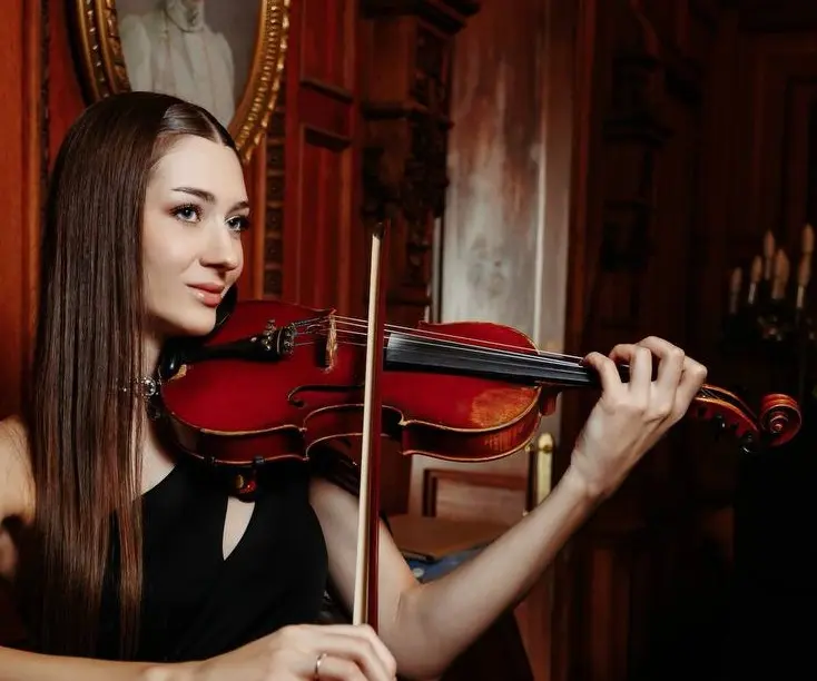 Скрипачка Алина Сабелькина объяснила, как устроен один из самых сложных инструментов в мире - Блог Otmechaem.Events